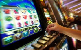 Dealer profesional M-World Championship siap melayani di meja blackjack live